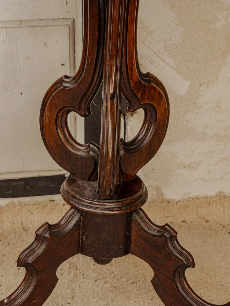 Alfred, le guéridon en bois foncé N°171