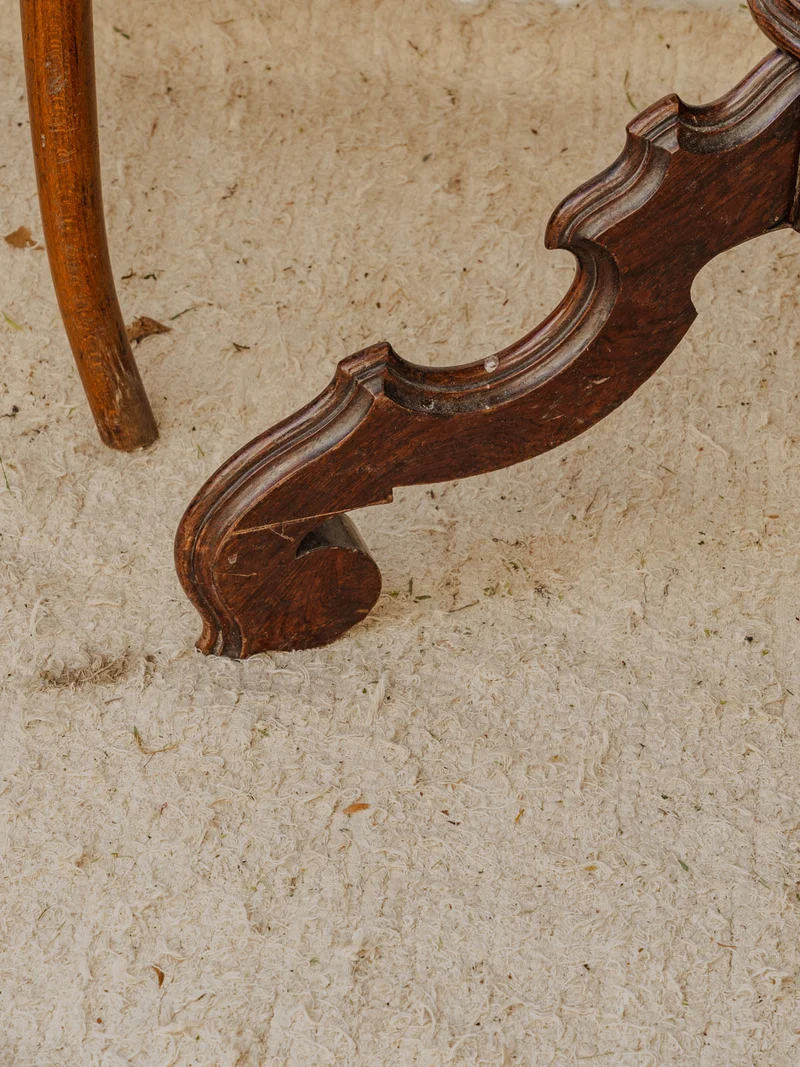 Alfred, le guéridon en bois foncé N°171
