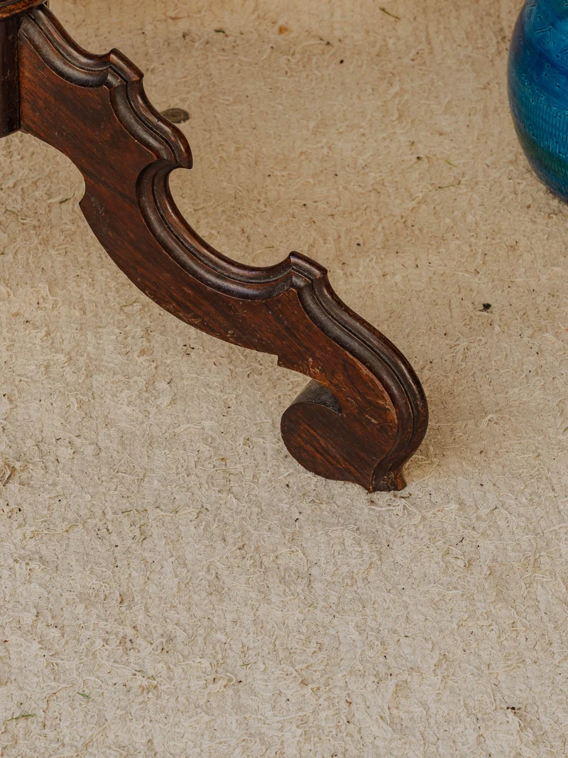 Alfred, le guéridon en bois foncé N°171
