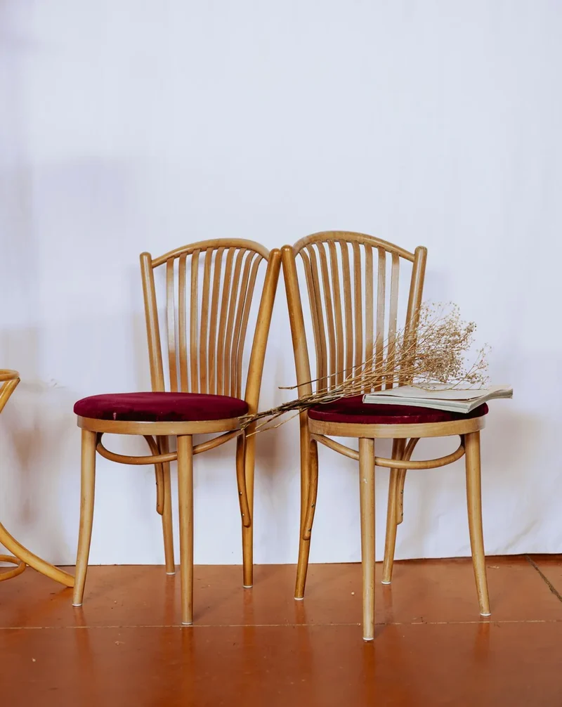Claude, la paire de chaises rouges en bois clair N°1111