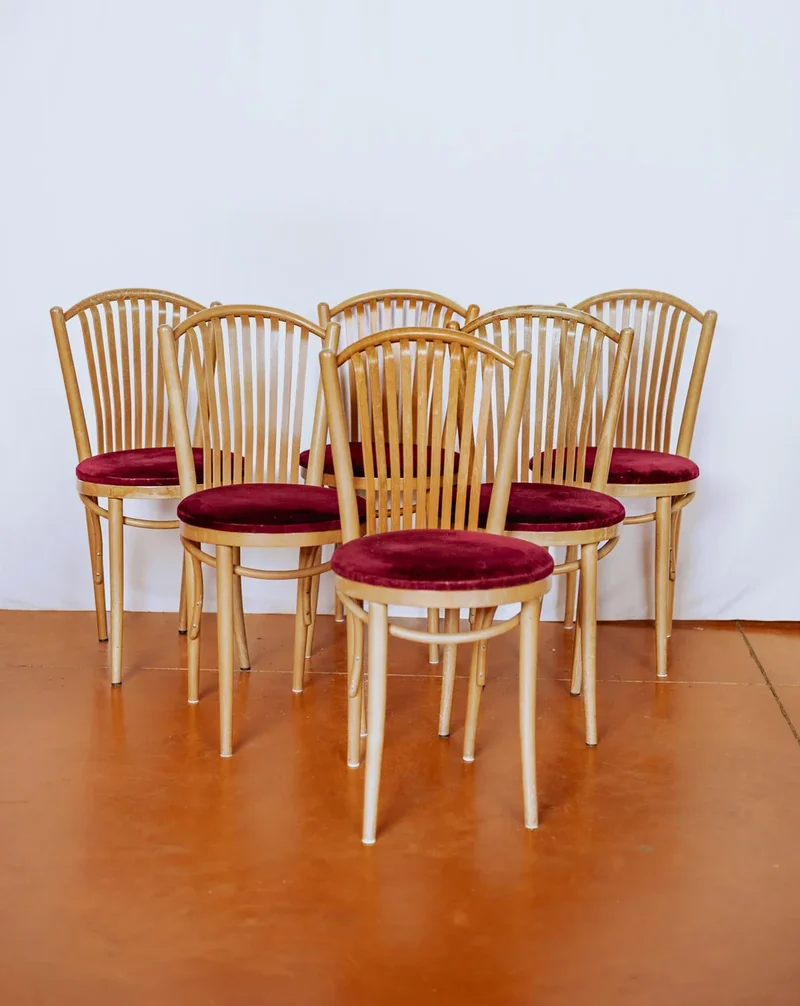 Claude, la paire de chaises rouges en bois clair N°1111