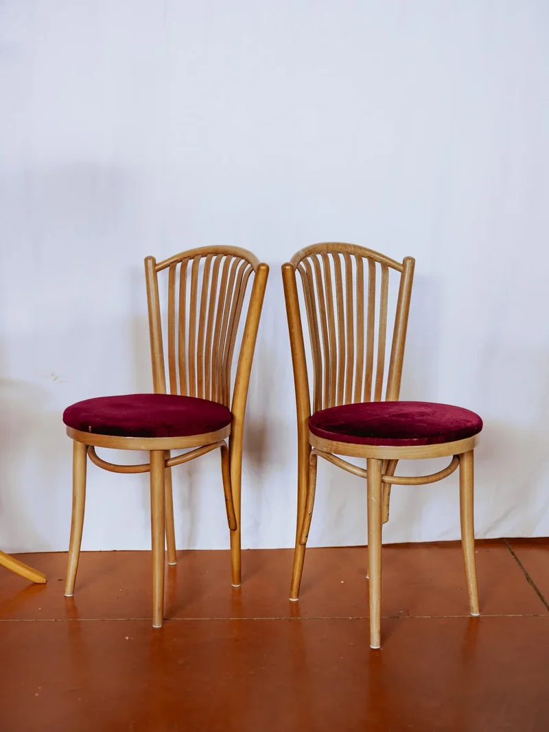 Claude, la paire de chaises rouges en bois clair N°1111