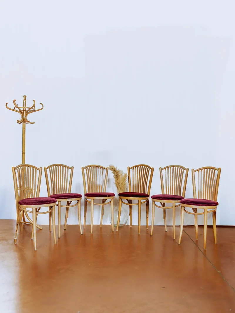 Claude, la paire de chaises rouges en bois clair N°1111