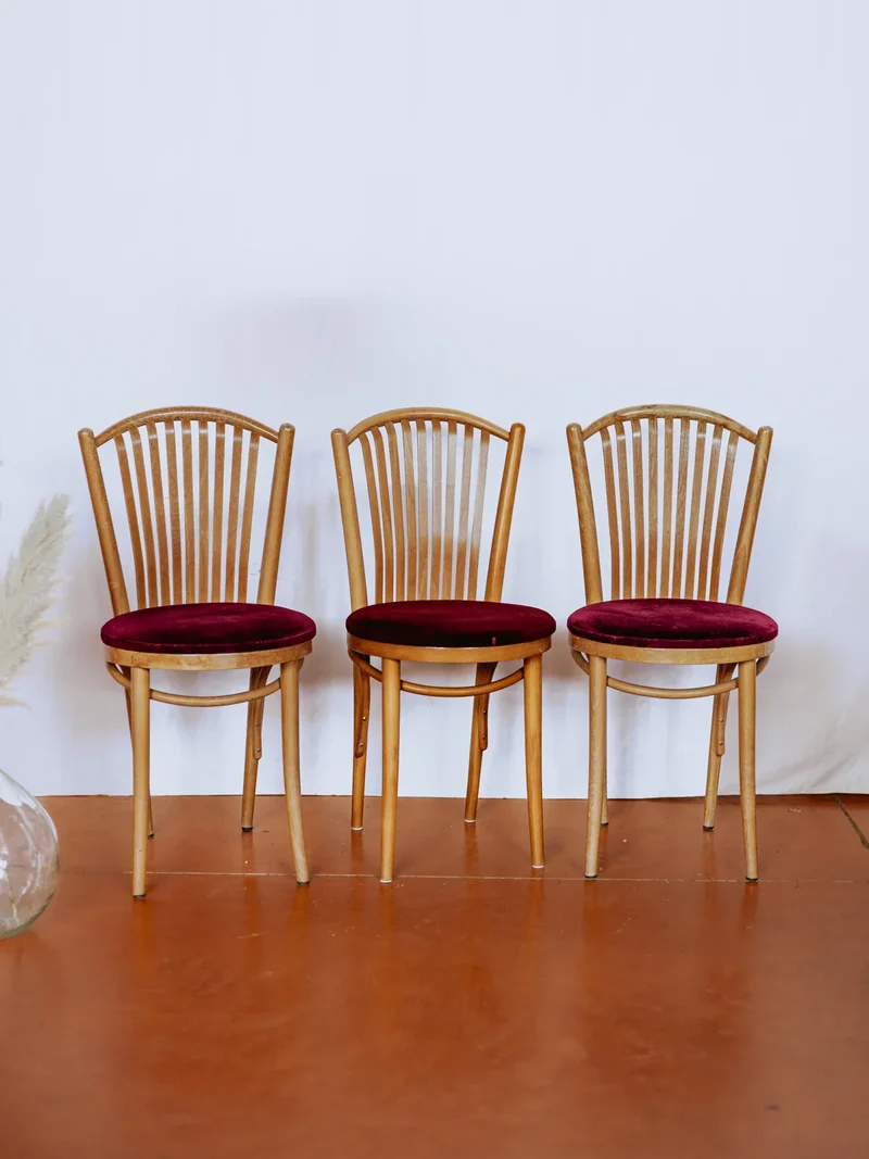 Claude, la paire de chaises rouges en bois clair N°1111