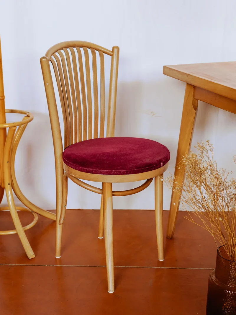 Claude, la paire de chaises rouges en bois clair N°1111