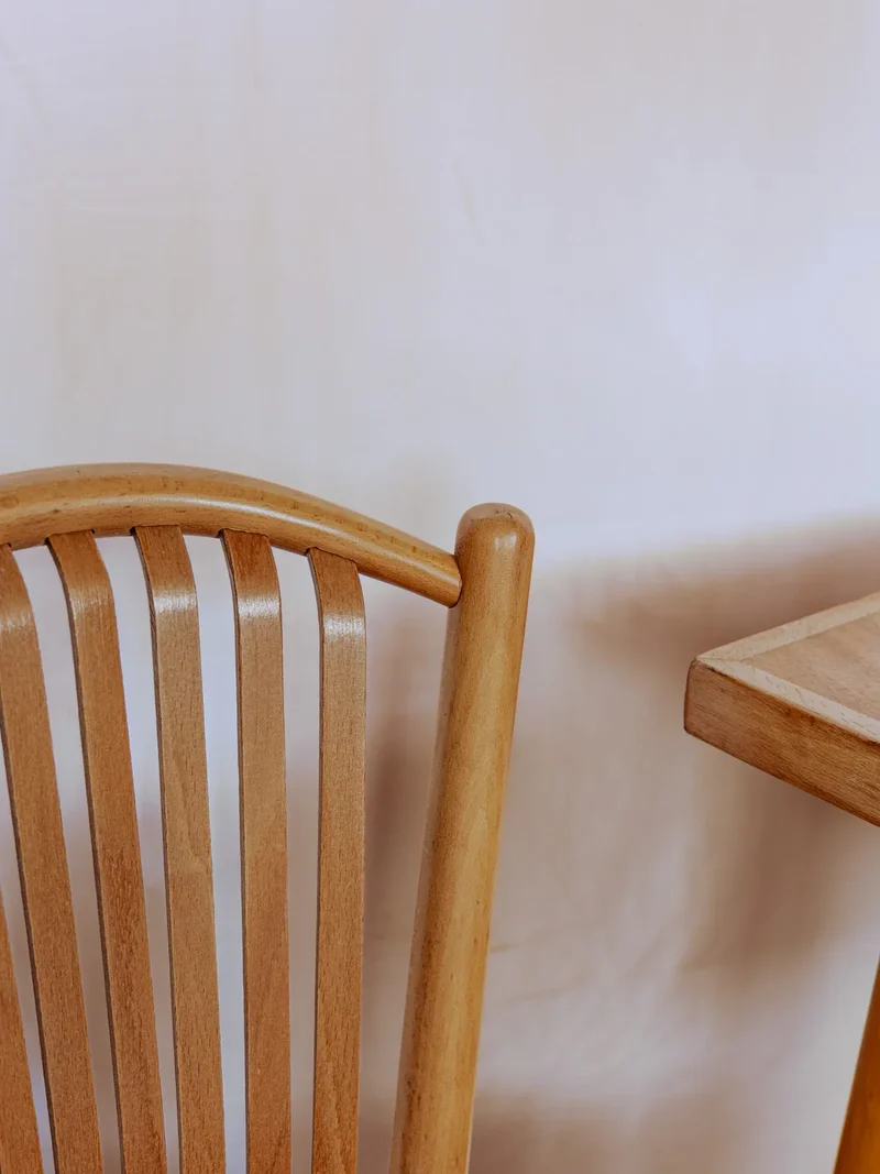 Claude, la paire de chaises rouges en bois clair N°1111