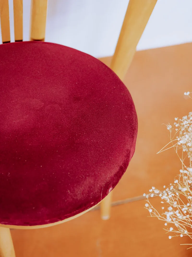 Claude, la paire de chaises rouges en bois clair N°1111