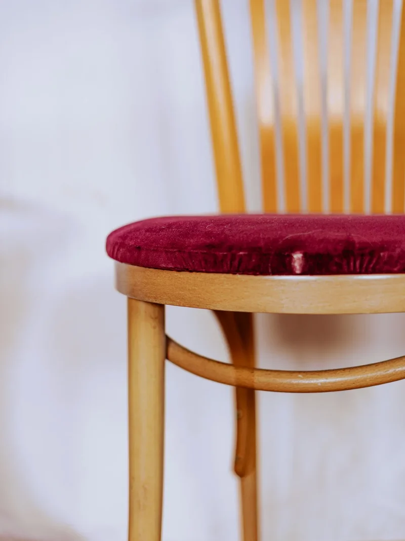 Claude, la paire de chaises rouges en bois clair N°1111