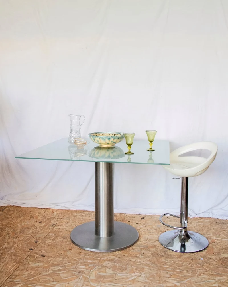 Karla, la table à manger en verre et acier N°1128