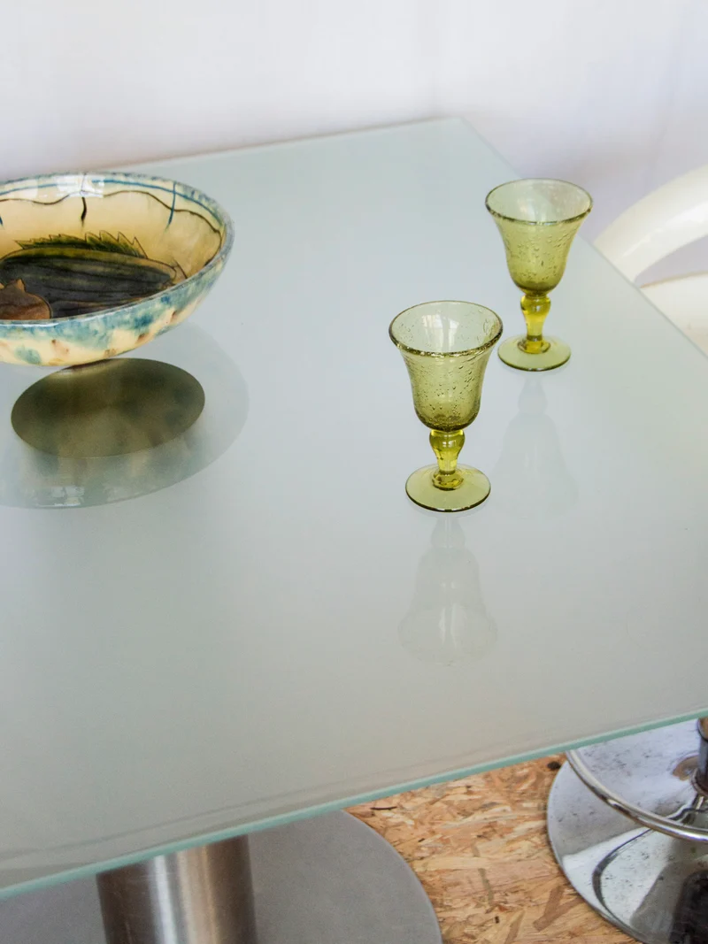 Karla, la table à manger en verre et acier N°1128