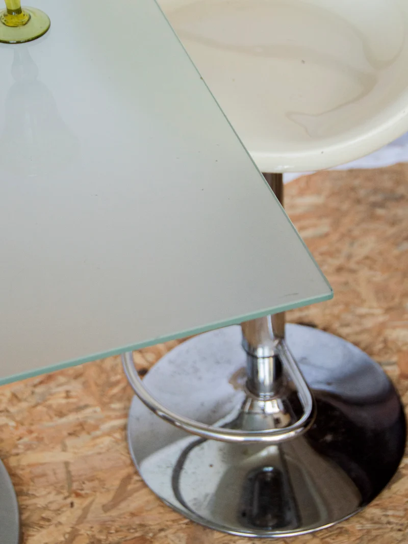 Karla, la table à manger en verre et acier N°1128