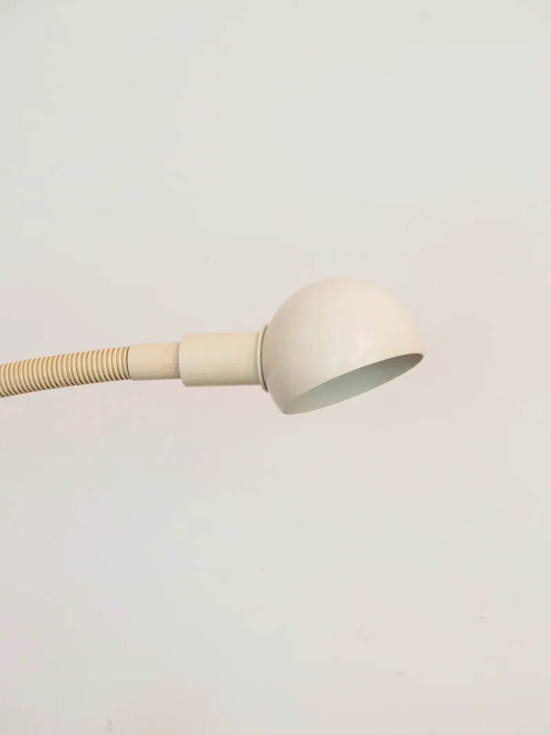 Julia, la lampe à poser en plastique blanc N°867