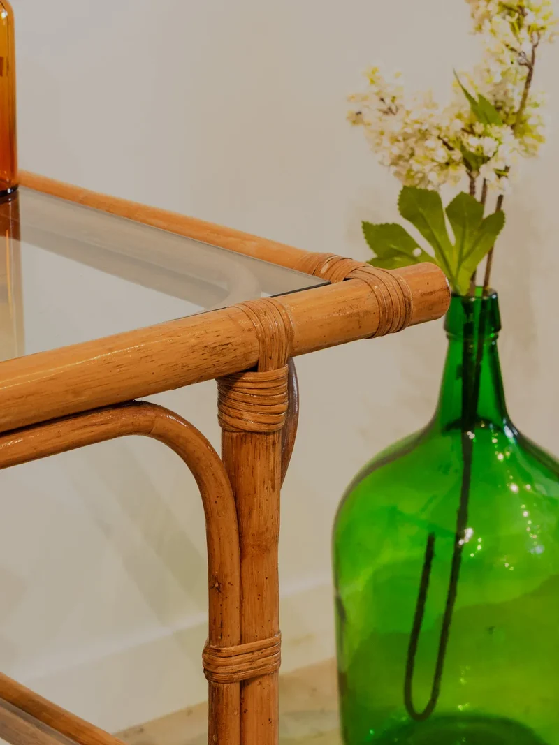 Francine, la table d'appoint en rotin et verre N°860