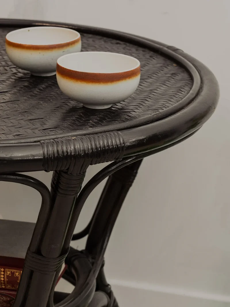 Francine, la table d'appoint en rotin noir N°862