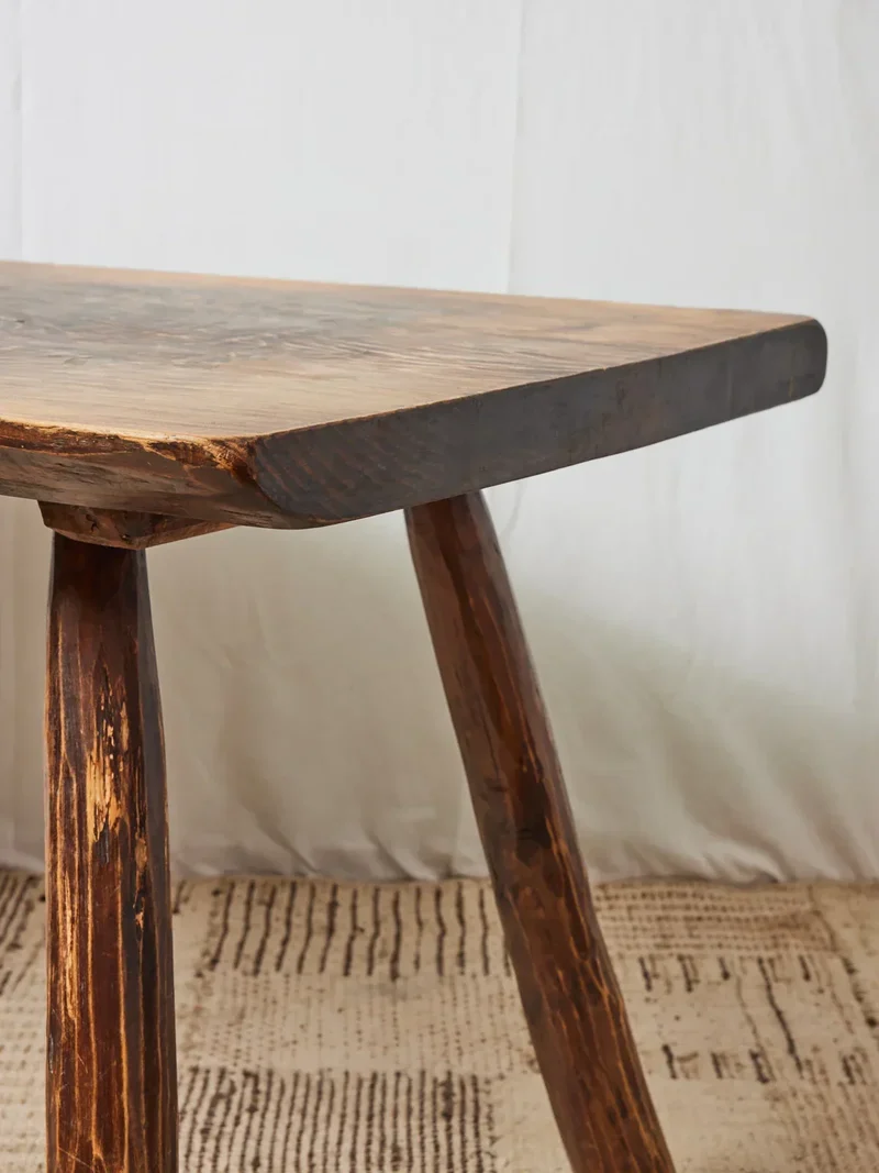 Romy, la table à manger brutaliste en chêne massif N°565