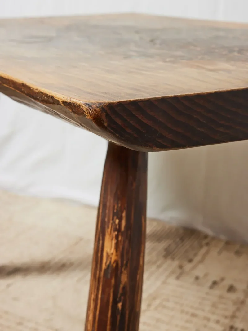 Romy, la table à manger brutaliste en chêne massif N°565