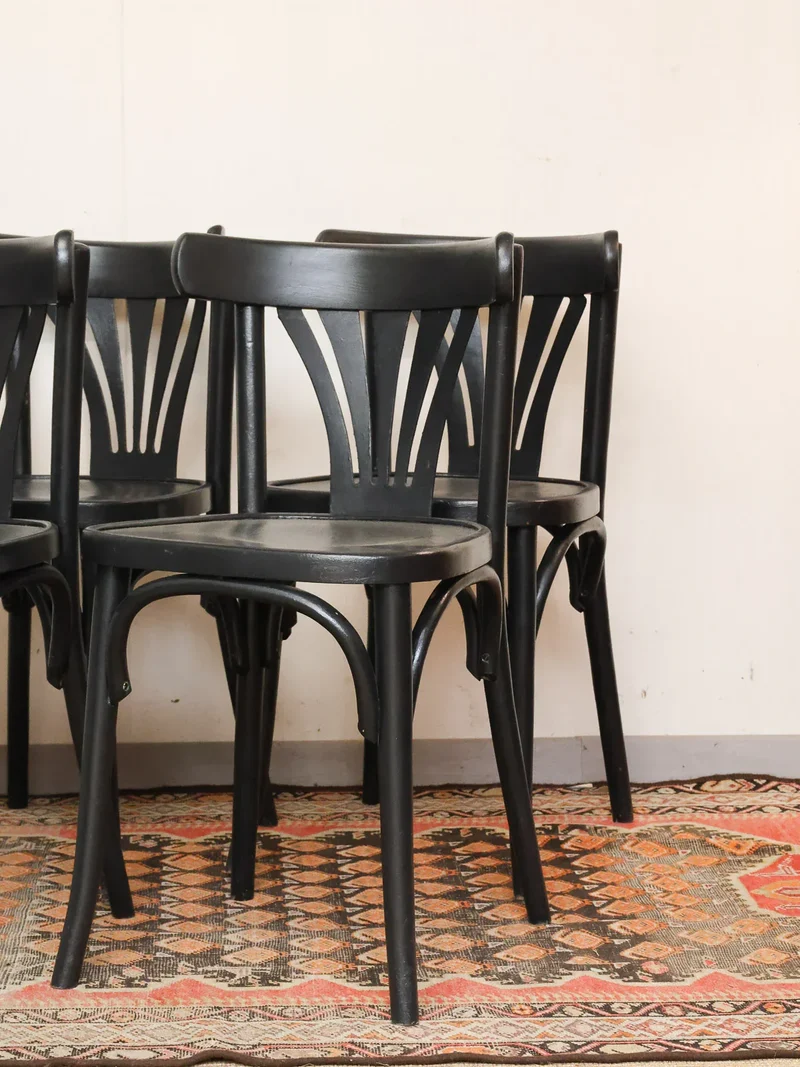Claude, le lot de 4 chaises de bistrot noires N°1113
