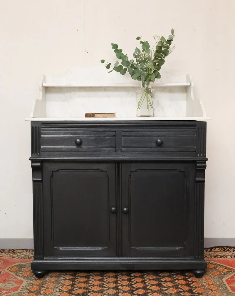 Gilbert, le buffet noir en bois et marbre N°878