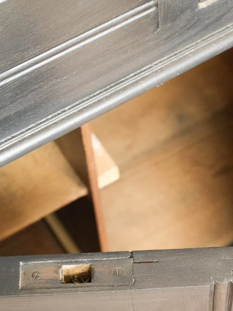 Gilbert, le buffet noir en bois et marbre N°878
