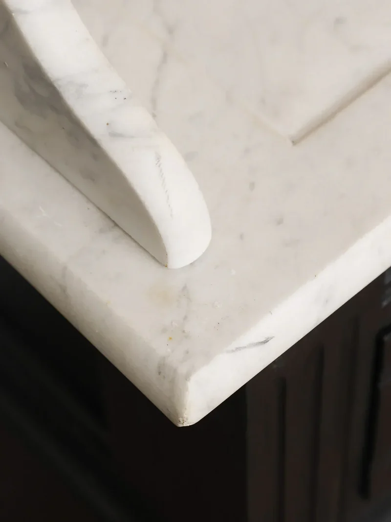 Gilbert, le buffet noir en bois et marbre N°878