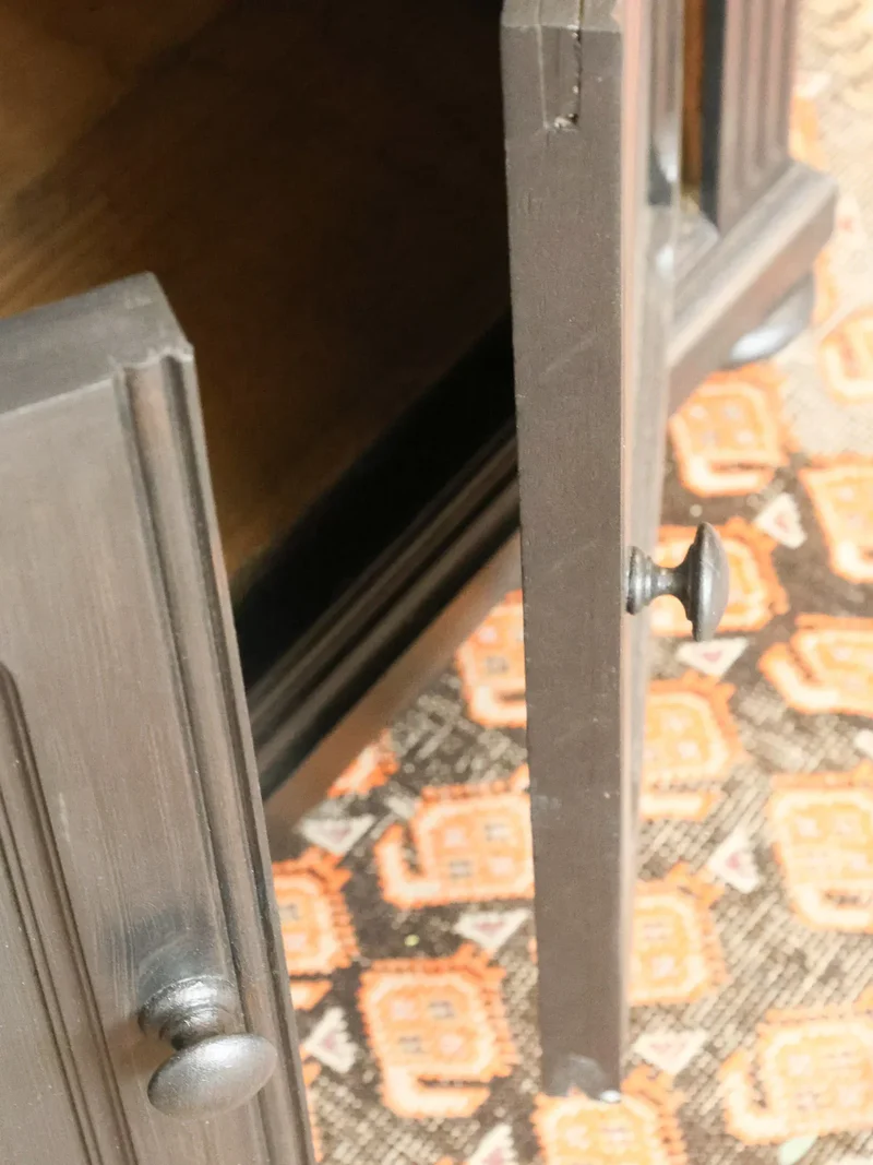 Gilbert, le buffet noir en bois et marbre N°878