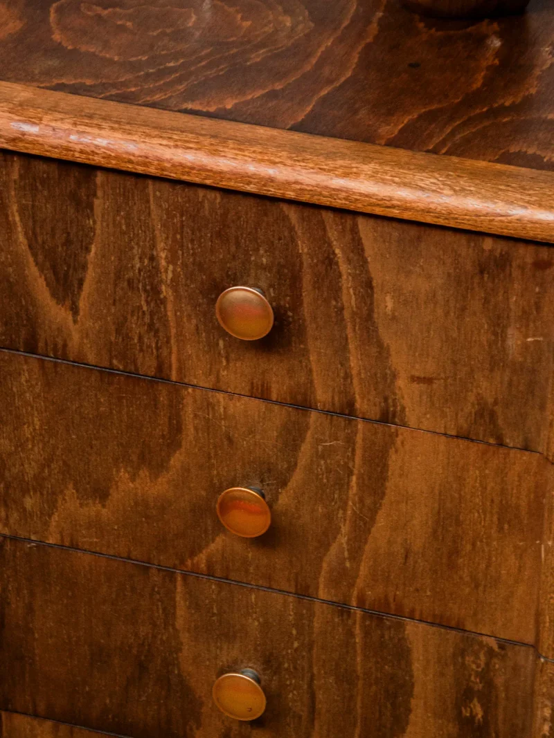 Gilbert, le buffet en bois foncé et doré N°810