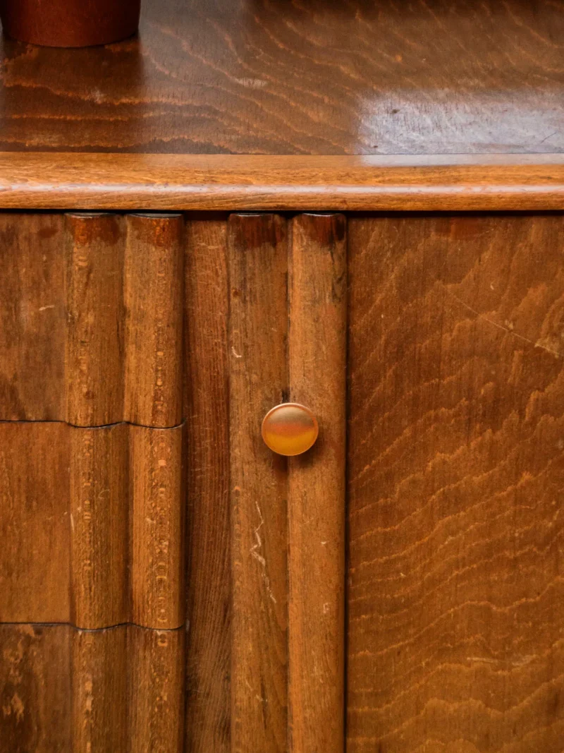 Gilbert, le buffet en bois foncé et doré N°810