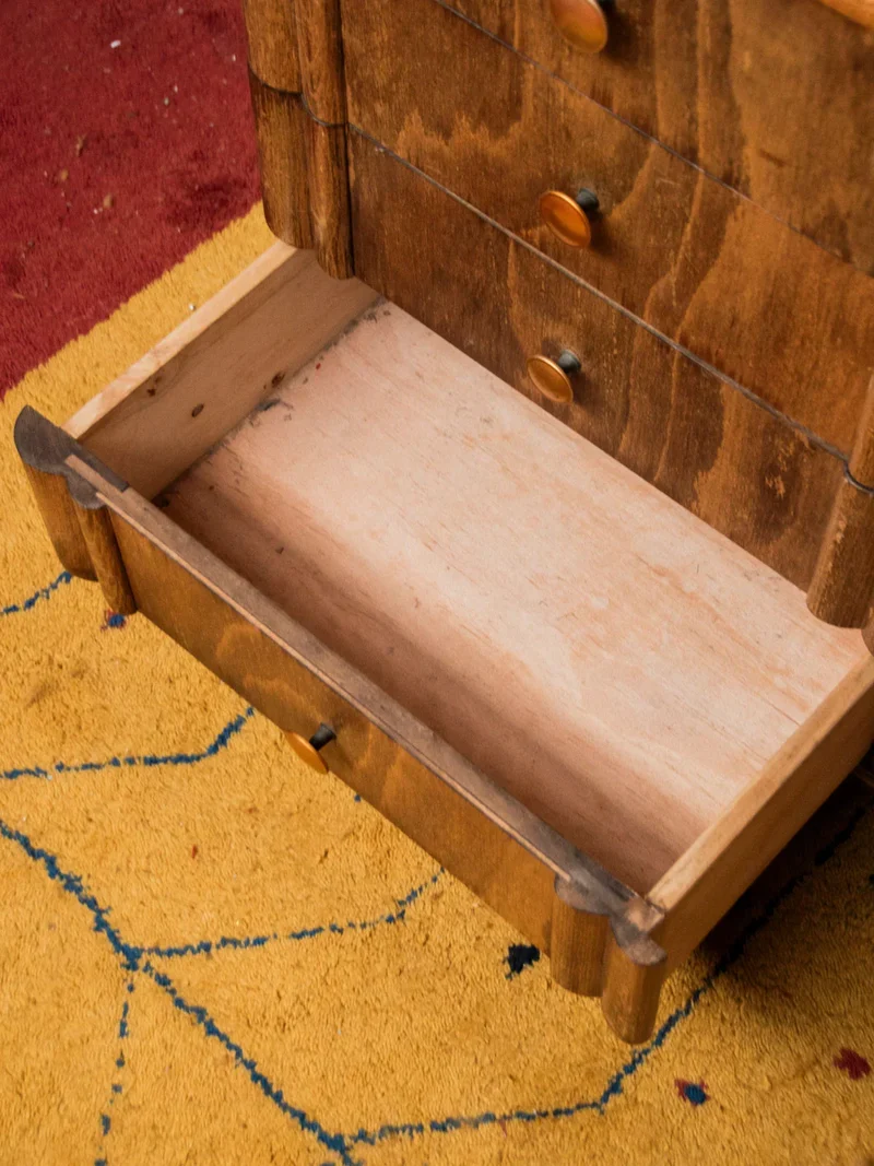 Gilbert, le buffet en bois foncé et doré N°810