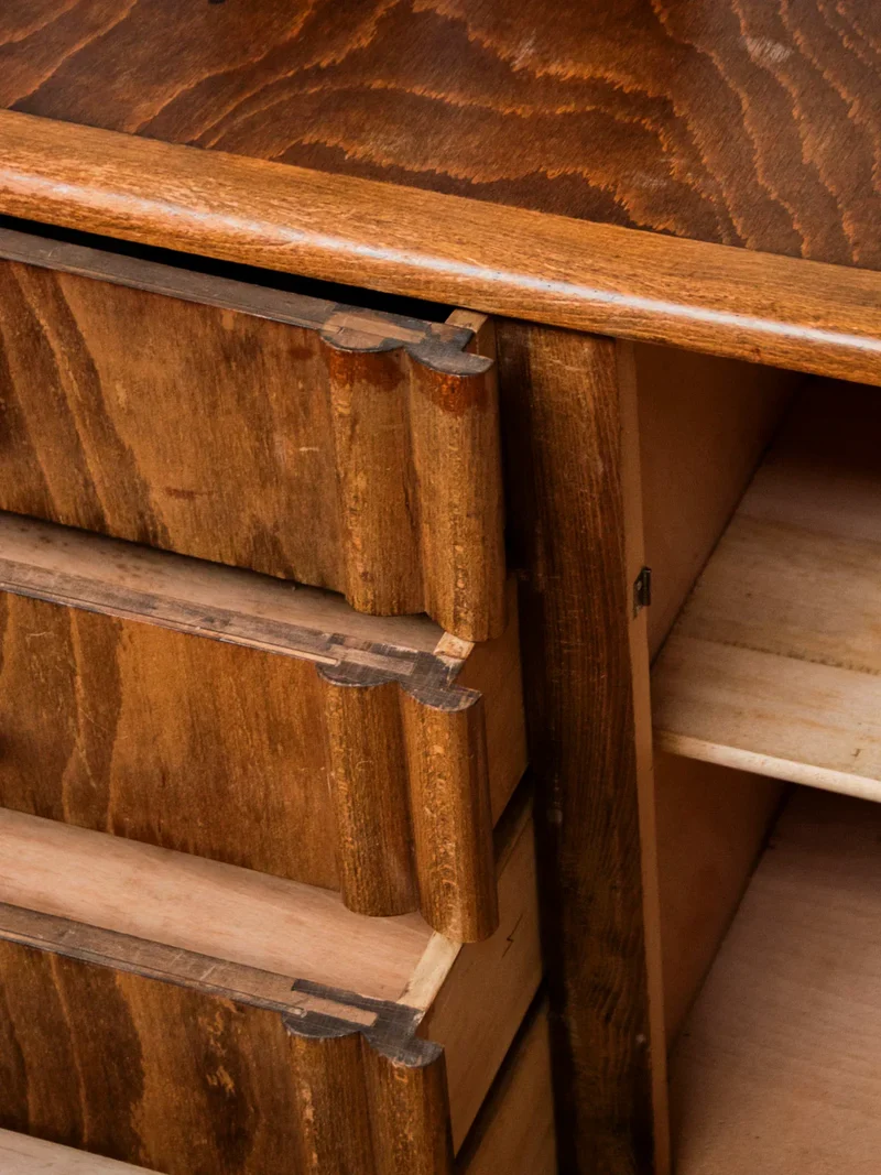 Gilbert, le buffet en bois foncé et doré N°810