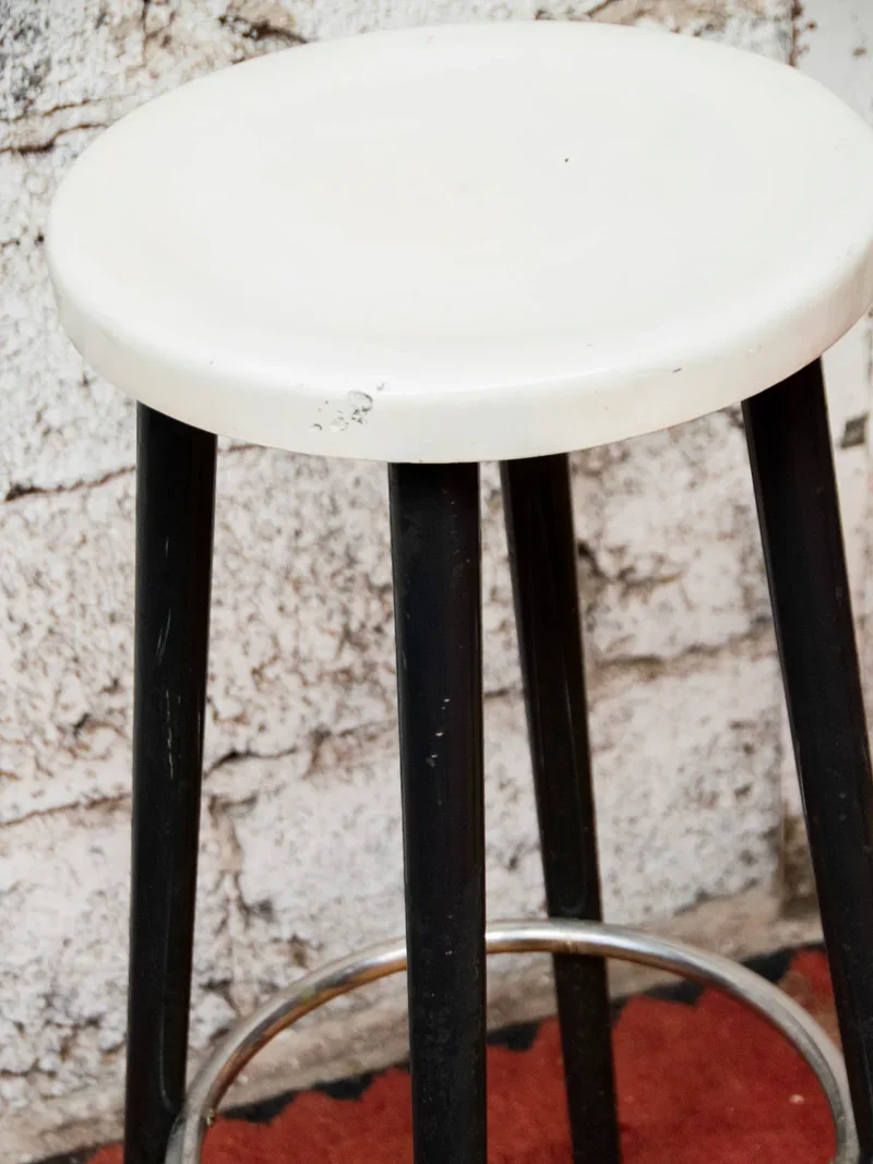 Pierre, la paire de tabouret de bar noirs N°43