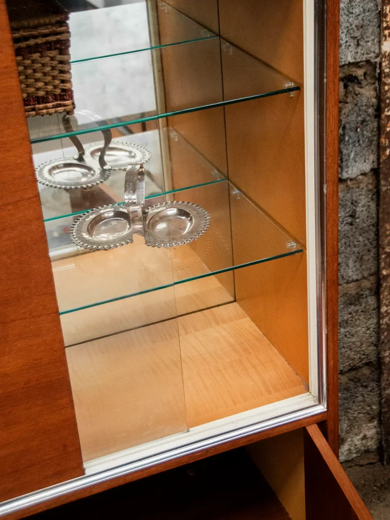 Victoria, la grande vitrine en bois clair et foncé N°183