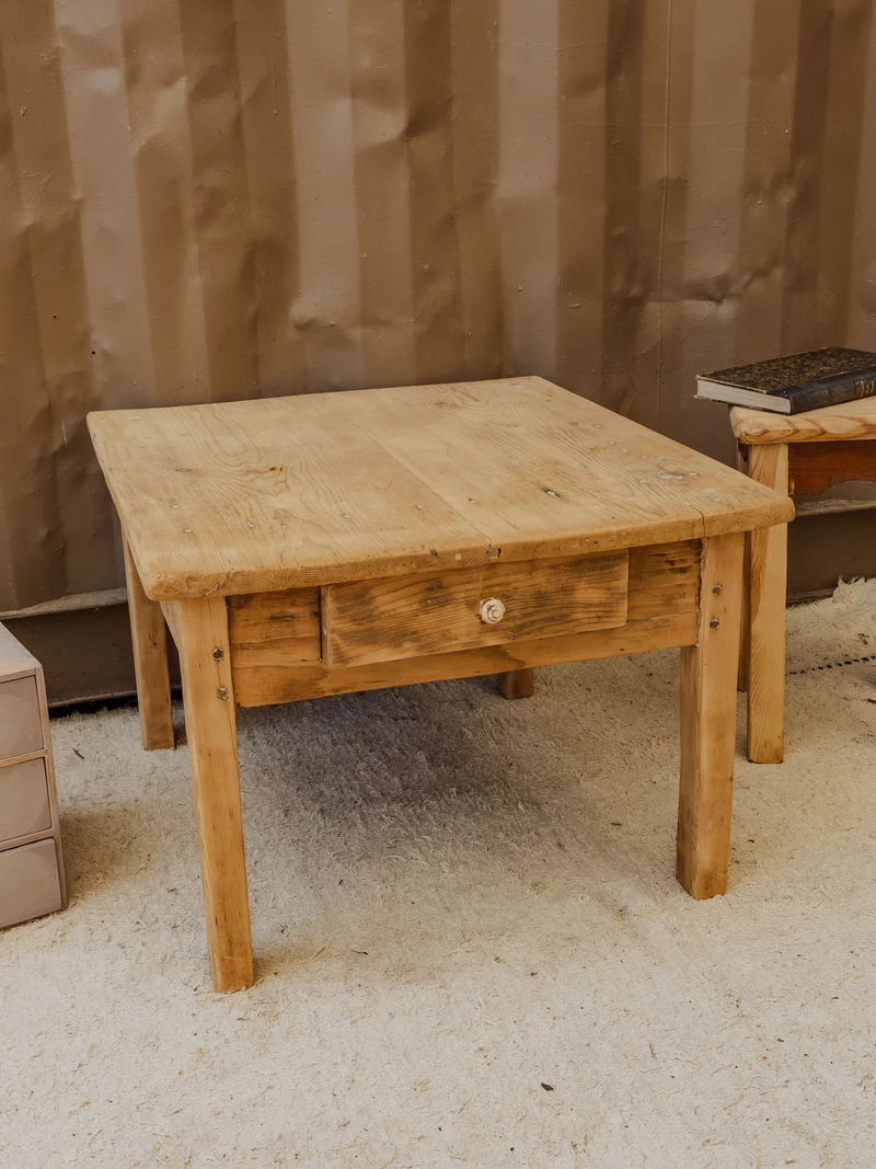 Francine, la table d'appoint en bois N°820