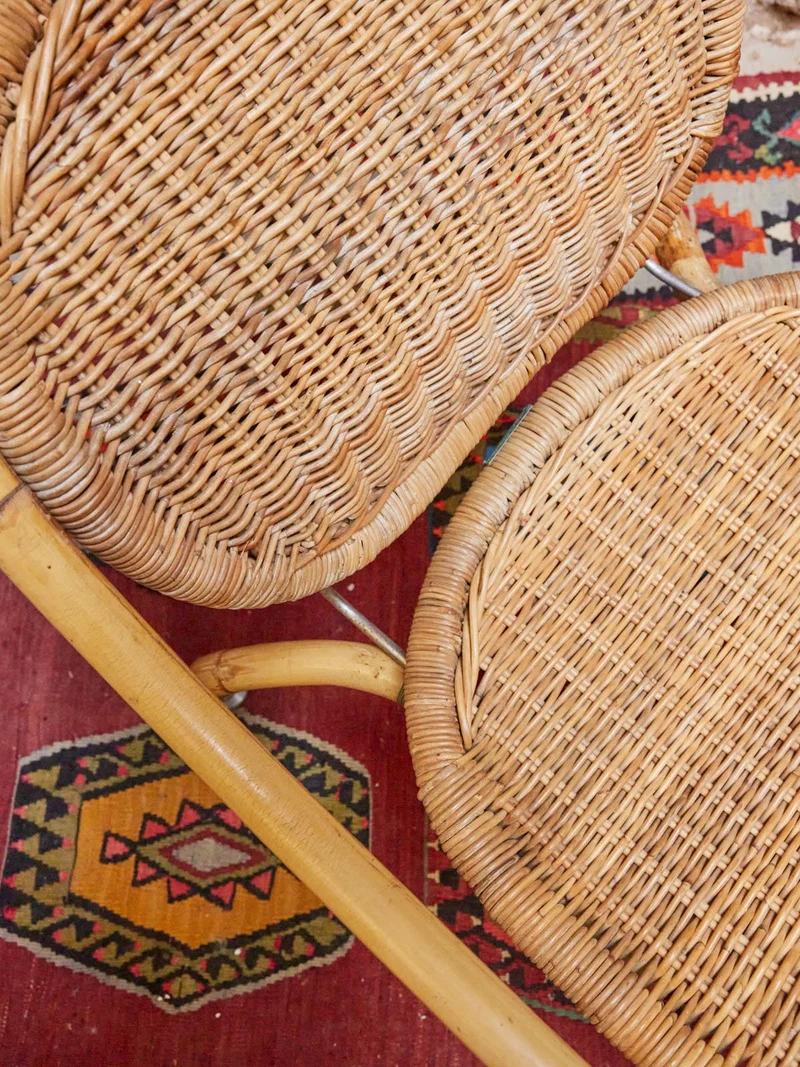 Ernest, la paire de fauteuils en osier N°819
