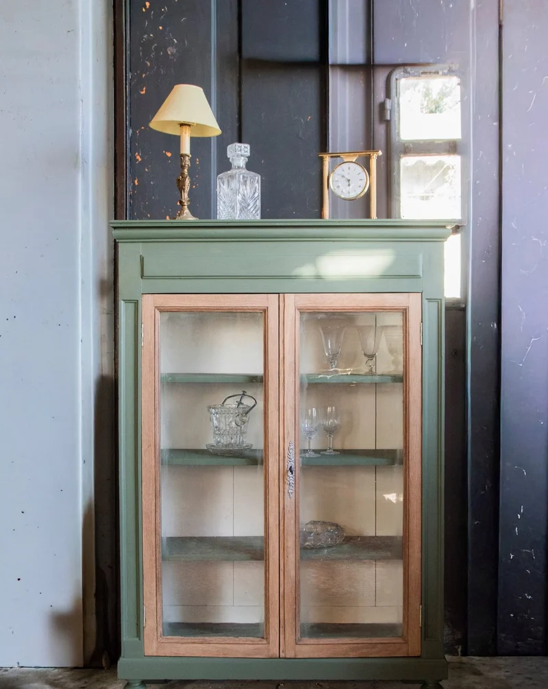Victoria, la petite vitrine en bois N°176