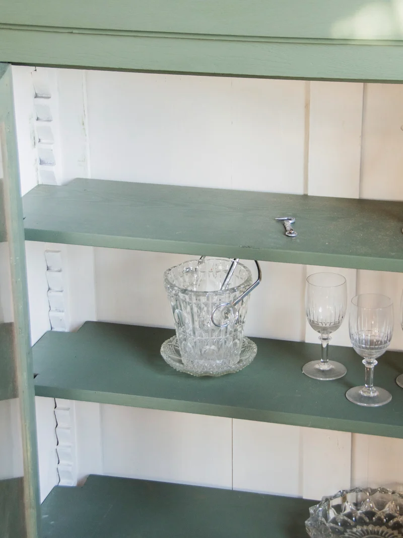 Victoria, la petite vitrine en bois N°176