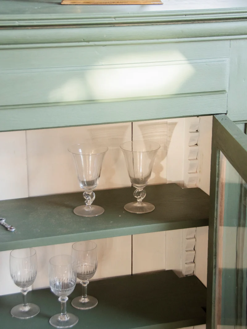 Victoria, la petite vitrine en bois N°176
