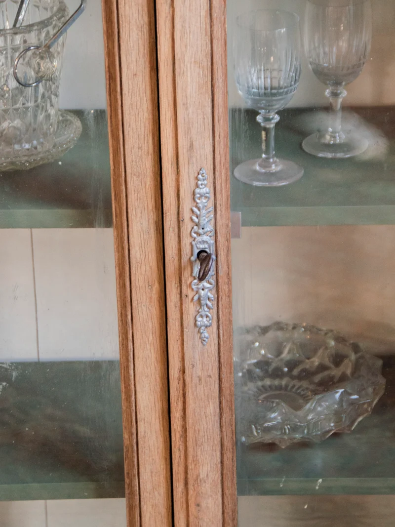 Victoria, la petite vitrine en bois N°176