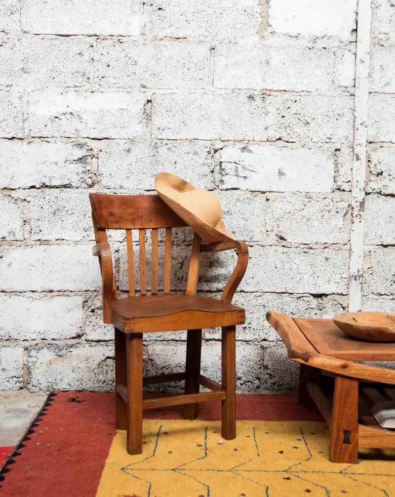 Ernest, le fauteuil incurvé en bois foncé N°781
