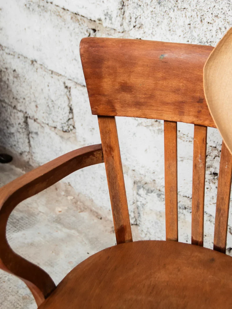 Ernest, le fauteuil incurvé en bois foncé N°781