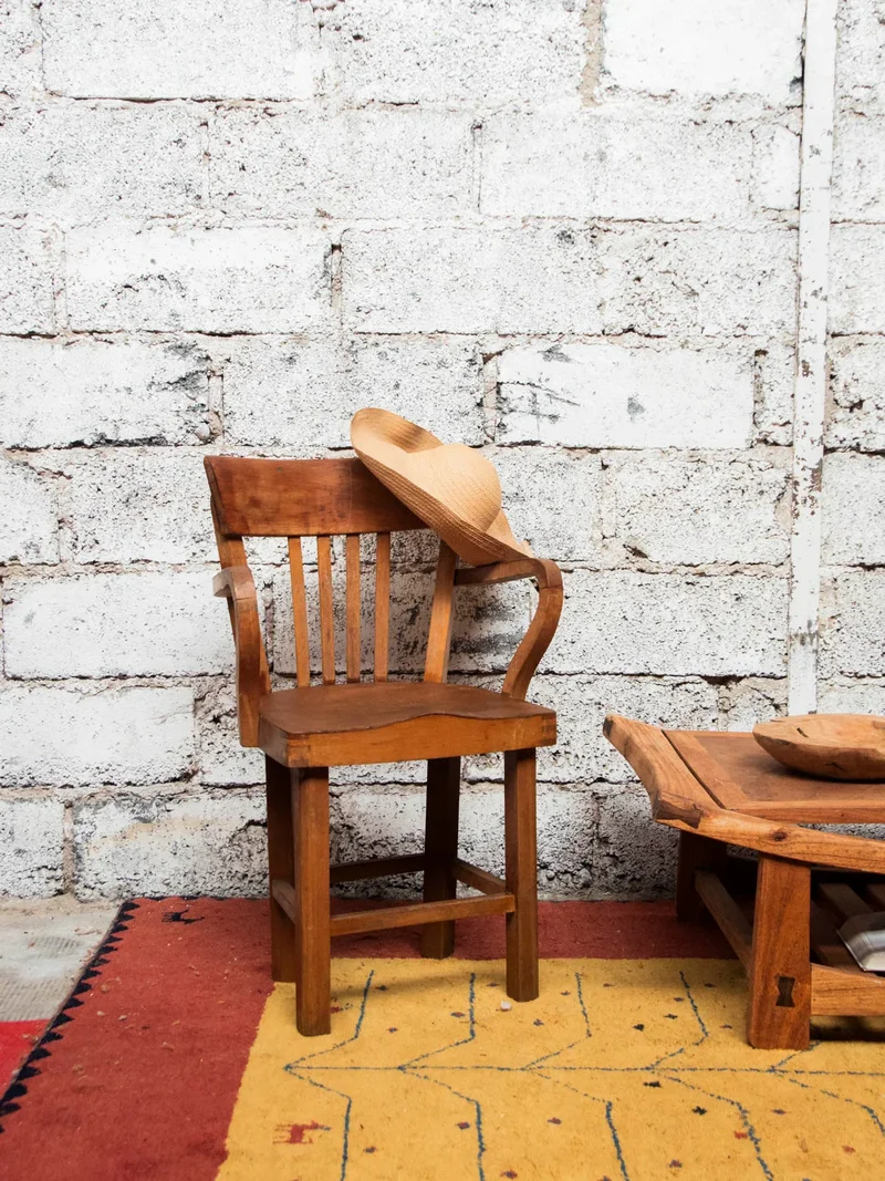 Ernest, le fauteuil incurvé en bois foncé N°781