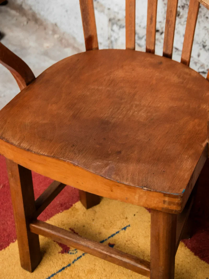 Ernest, le fauteuil incurvé en bois foncé N°781