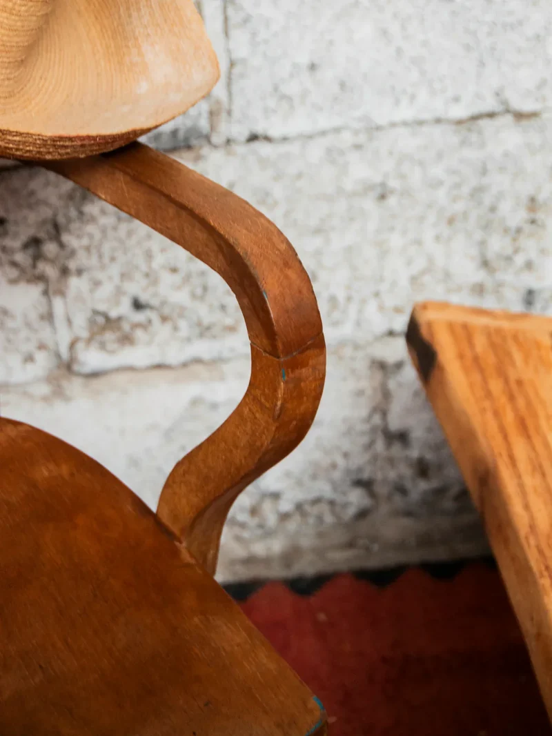 Ernest, le fauteuil incurvé en bois foncé N°781