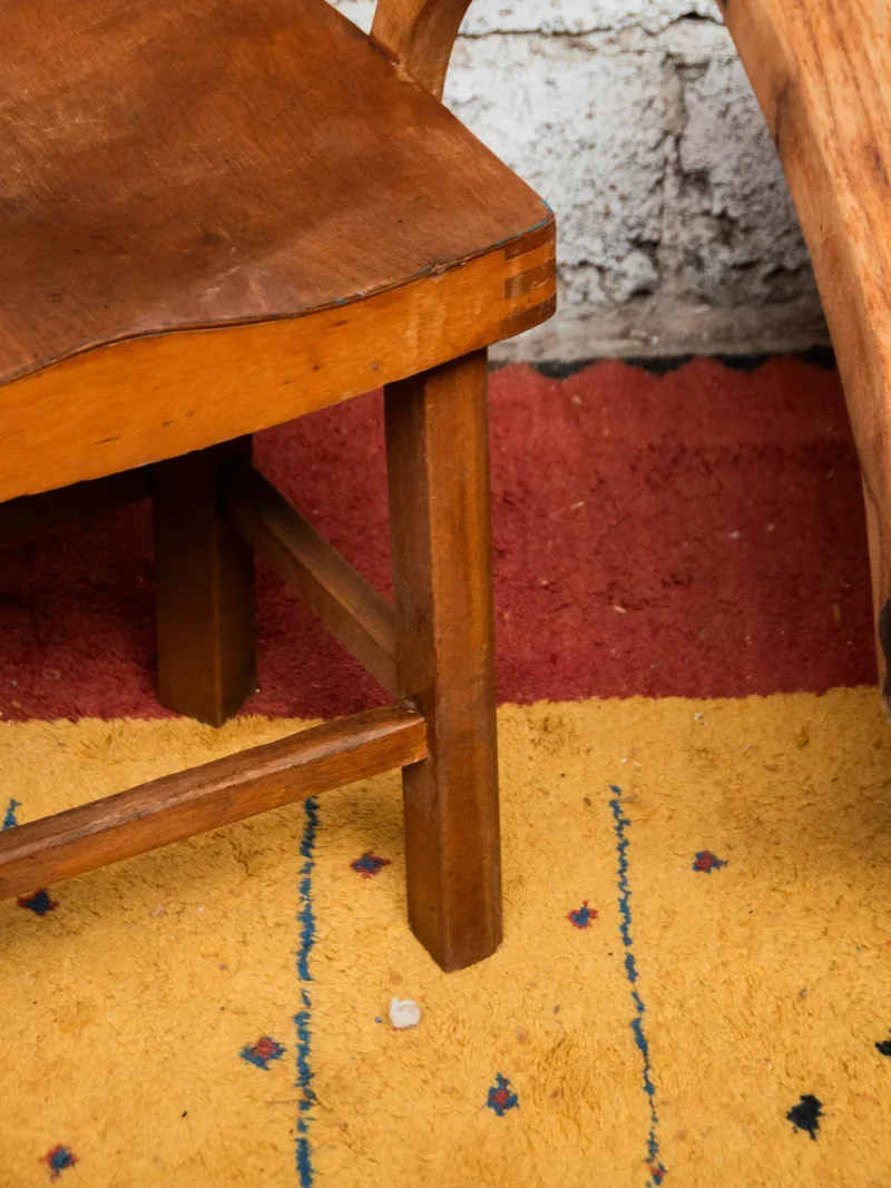 Ernest, le fauteuil incurvé en bois foncé N°781