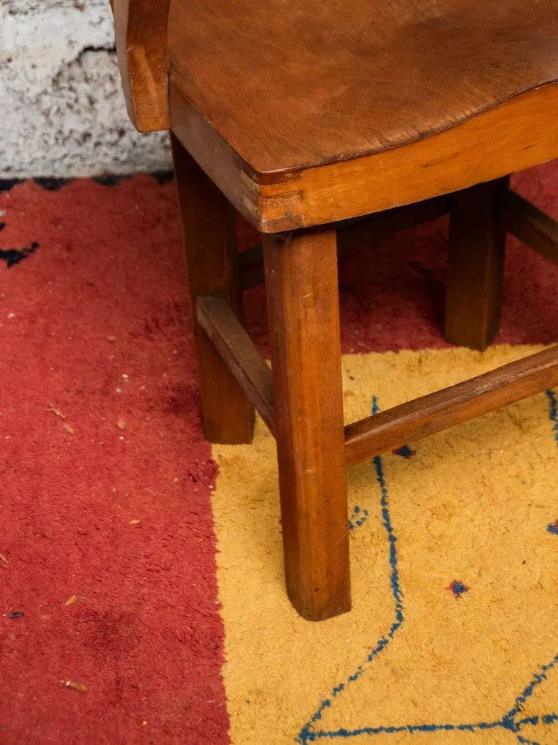 Ernest, le fauteuil incurvé en bois foncé N°781