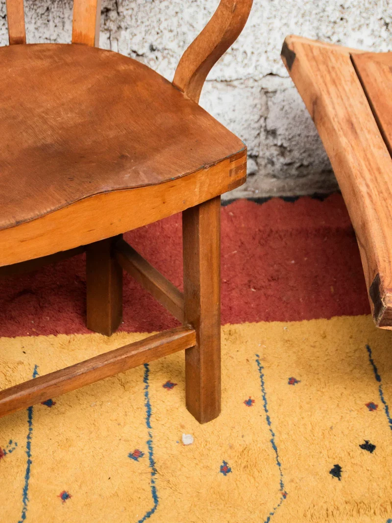 Ernest, le fauteuil incurvé en bois foncé N°781