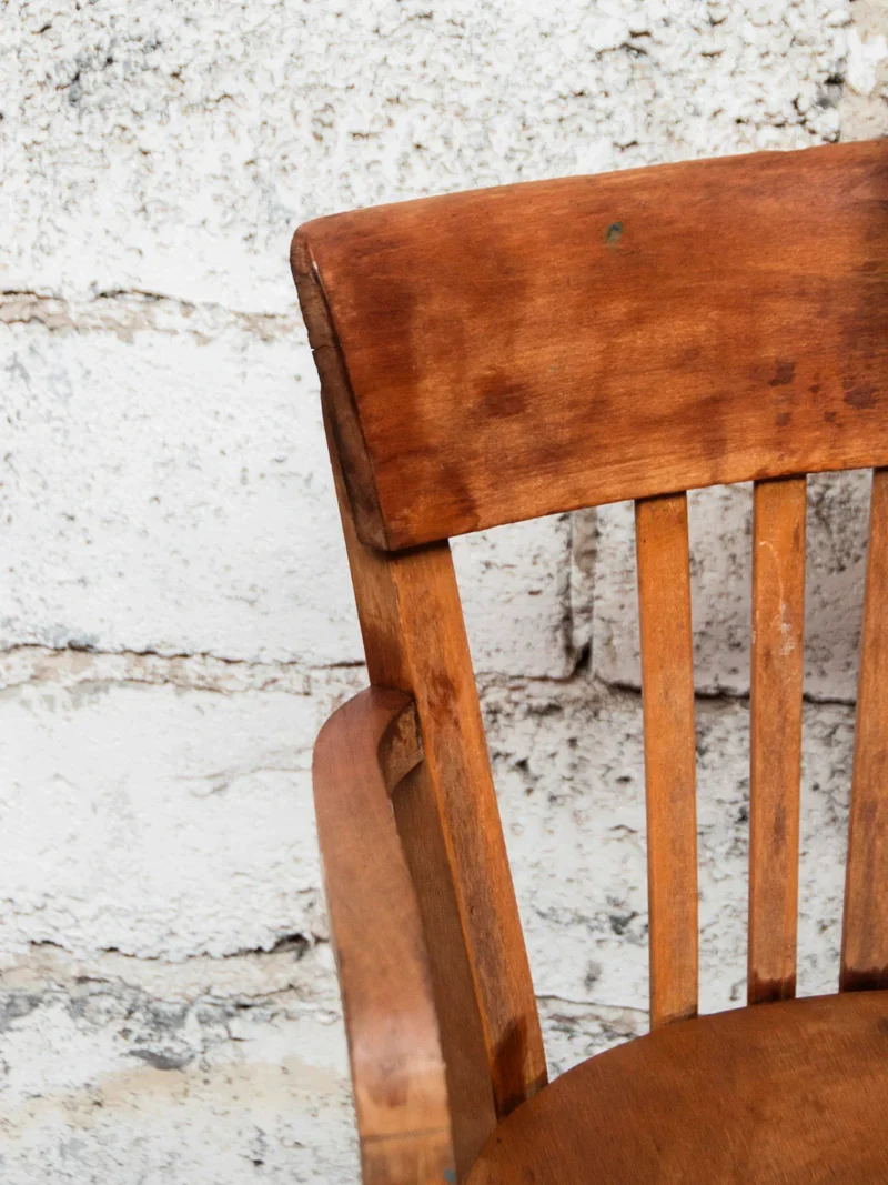 Ernest, le fauteuil incurvé en bois foncé N°781