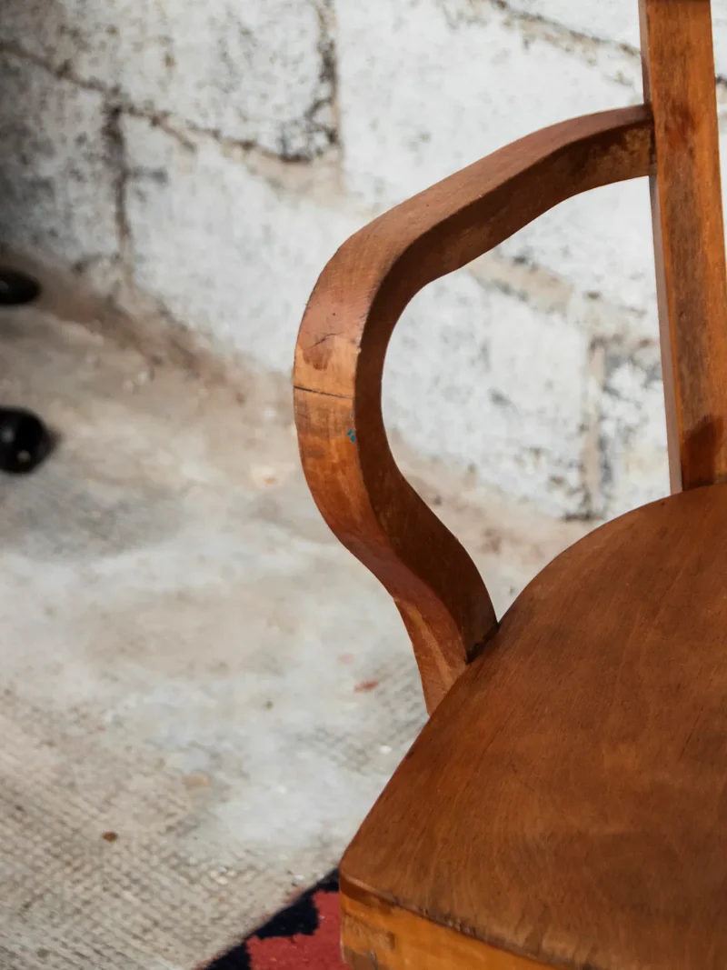 Ernest, le fauteuil incurvé en bois foncé N°781