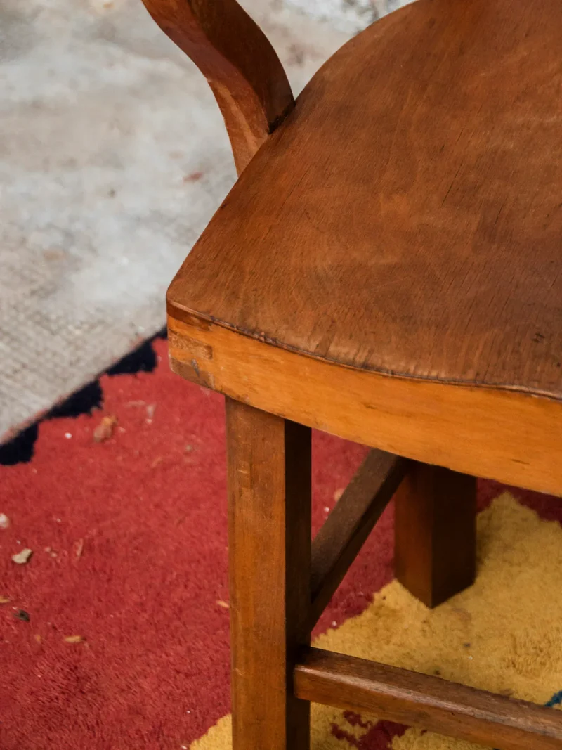 Ernest, le fauteuil incurvé en bois foncé N°781