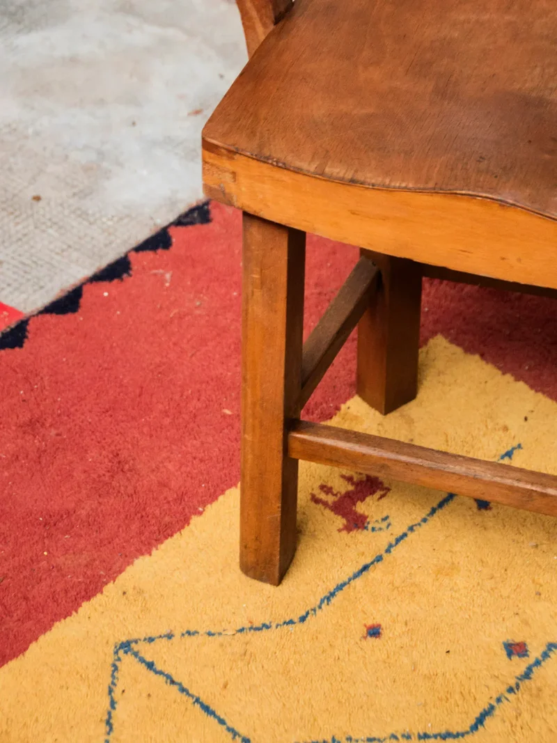 Ernest, le fauteuil incurvé en bois foncé N°781