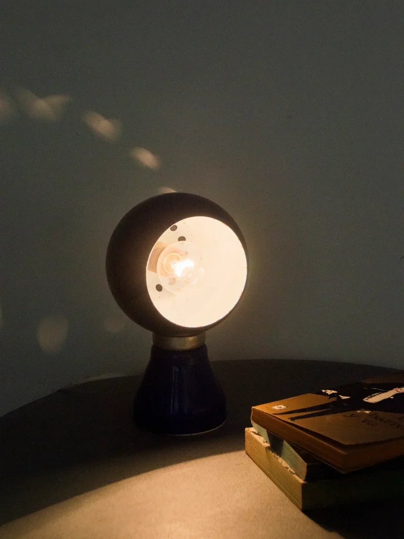 Julia, la lampe en métal bleu foncé N°861